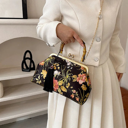 One shoulder crossbody bag with ancient style paired with cheongsam